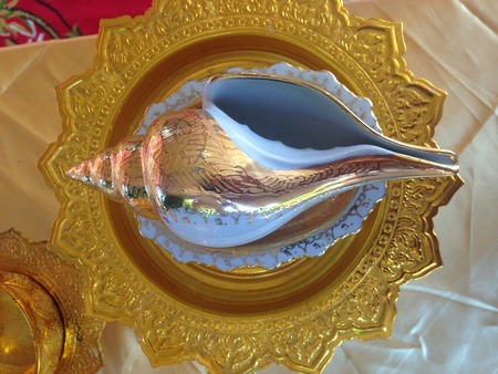 Close-up of holy water being poured on the hands of the bride from elders during a traditional Thai wedding ceremony, Thailandの写真素材