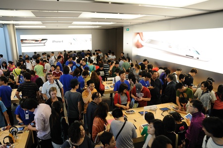 Full of customer in Hong Kong Apple storeのeditorial素材
