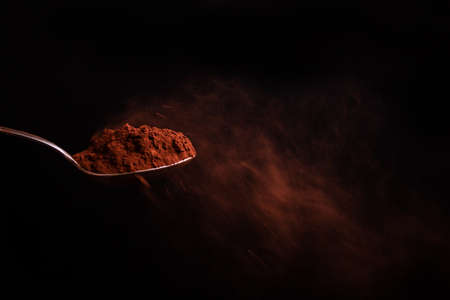 brown cacao powder in a spoonの写真素材
