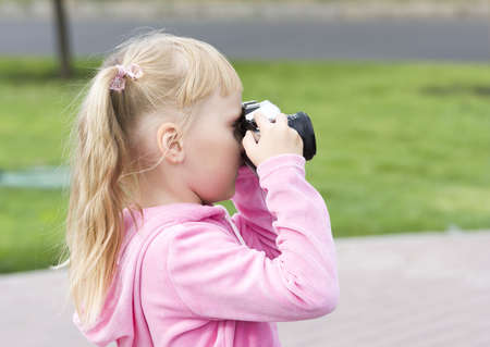   Little girl with the camera の写真素材