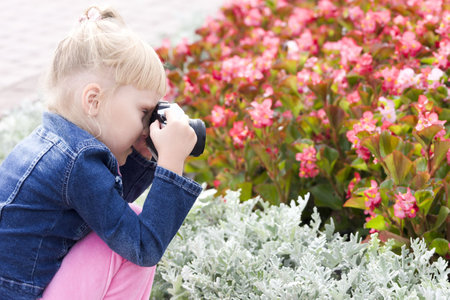   Little girl with the camera の写真素材