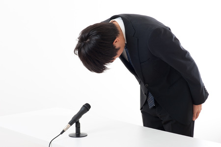 Officers have apologized using a microphone at a press conferenceの写真素材