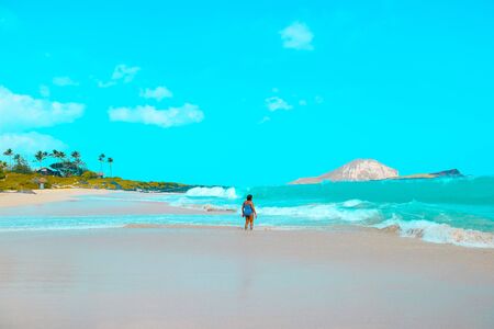 Woman to stand up to the big waveの写真素材