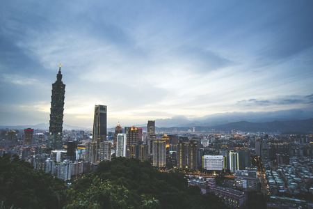 taipei,taiwan - May 10,2018 : Townscape of sunsets in Taipei, Taiwan.Taipei 101 is a landmark supertall skyscraper in Xinyi District.のeditorial素材