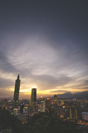 taipei,taiwan - May 10,2018 : Townscape of sunsets in Taipei, Taiwan.Taipei 101 is a landmark supertall skyscraper in Xinyi District.のeditorial素材