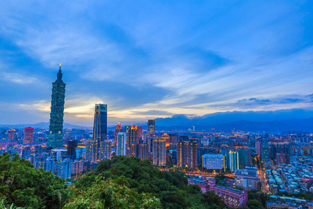 taipei,taiwan - May 10,2018 : Townscape of sunsets in Taipei, Taiwan.Taipei 101 is a landmark supertall skyscraper in Xinyi District.のeditorial素材
