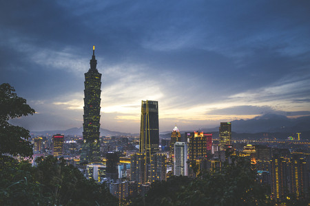 taipei,taiwan - May 10,2018 : Townscape of sunsets in Taipei, Taiwan.Taipei 101 is a landmark supertall skyscraper in Xinyi District.のeditorial素材