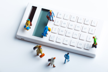 Miniature figures and a calculatorの写真素材