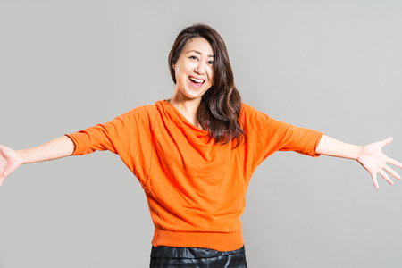 中腰の写真 イラスト素材一覧 2 875件 ストックフォトのamanaimages Plus