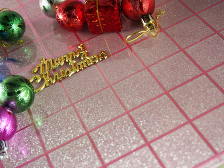 Christmas tag on pink tartan backgroundの写真素材