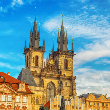 02/27/2017. Prague, Czech Republic. Tyn Cathedral (Cathedral of the Virgin Mary in front of Tyn) and the monument to Jan Husのeditorial素材