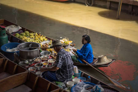 Bangkok, Thailand - april 23, 2017; Traditional vendors on the famous floating market Damnoen Saduak in Thailandのeditorial素材