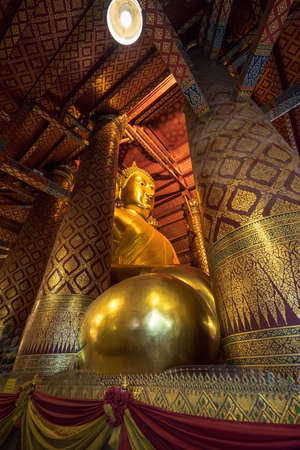 Ayutthaya, Thailand - september 25, 2017; Wat Phananchoeng a big golden Buddha statue inside the beautiful.のeditorial素材