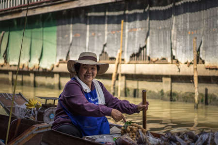 Ratchaburi, Thailand - april 27, 2017; A woman is a seller on a floating market Damnoen Saduak on april 27,2017 in ratchaburi Thailand.のeditorial素材