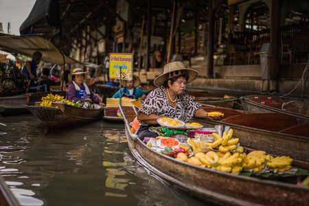 Ratchaburi Thailand - april 27, 2017; Damnoean Sakuak Floating market,ratchaburi thailand, april 2017, Women selling fried banana on wooden boats.のeditorial素材