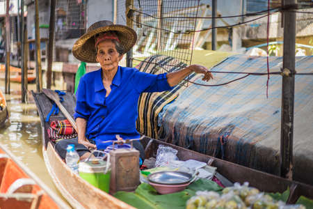 BANGKOK Thailand - april 27 2017; Thai floating market, dumnean Saduak in Thailandのeditorial素材