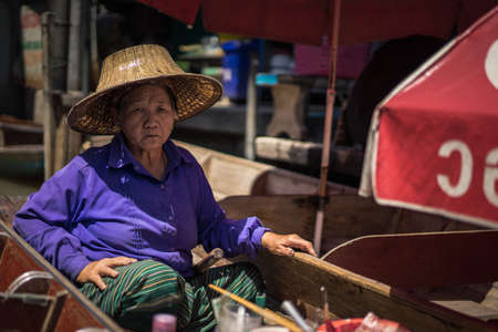 RATCHABURI Thailand - april 27 2017; Thailand Floating market sell food and souvenirs at Famous Damnoen Sakuak floation market on april 27,2017 in Thailandのeditorial素材
