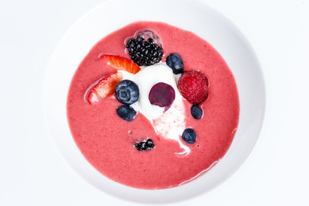 Vanilla ice cream scoops with fresh berriesの写真素材