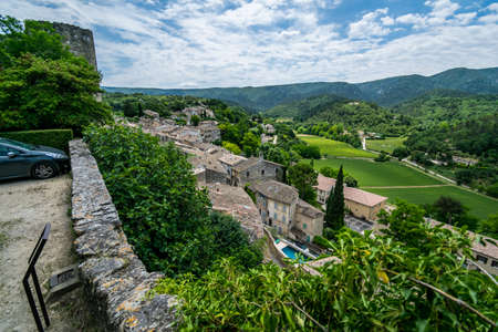 Ménerbes, village perched in the massive Luberon in Provence-Alpes-Côtes-d'Azur - France.の販売画像