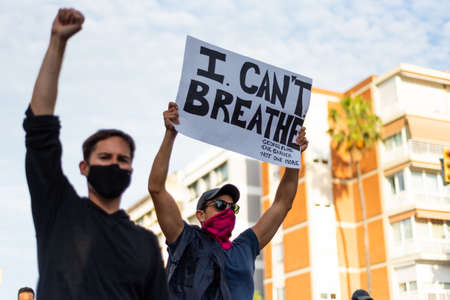 Barcelona, spain - 1 june 2020: white man marching with black lives matter movement holding i can't breath bannerのeditorial素材