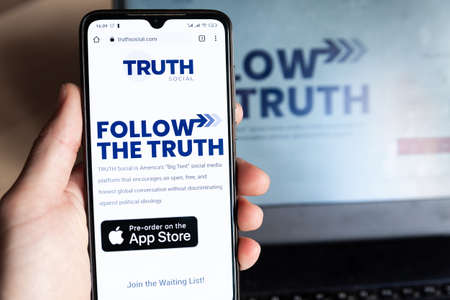 26 October 2021, Barcelona, Spain: the homepage of the new "Truth Social", a social network announced by former US President Donald Trump is seen on mobile phone and computer screen. The social media is an attempt by Trump to gain replace Twitter and Faceのeditorial素材