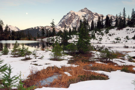 Picture Lake with a reflection of Mount Shuksanの写真素材