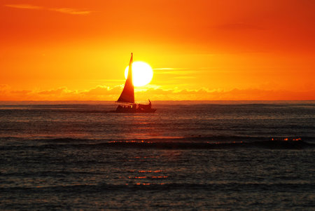 Sunset at Wakiki Beach in Honolulu, Hawaiiの写真素材