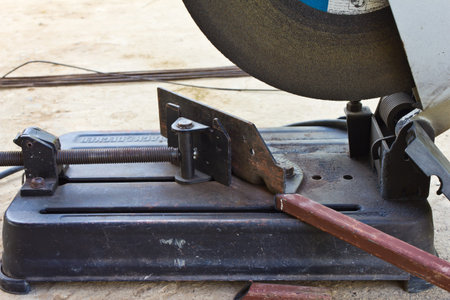 electric saw for metal cutting
