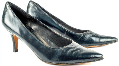 A pair of dark blue leather pointed-toe pumps with elegant heels.の素材
