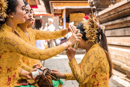 BALI, INDONESIA - SEPTEMBER 25, 2018: Balinese women in traditional clothes on a big ceremony in famous Tirta Empul Temple.のeditorial素材
