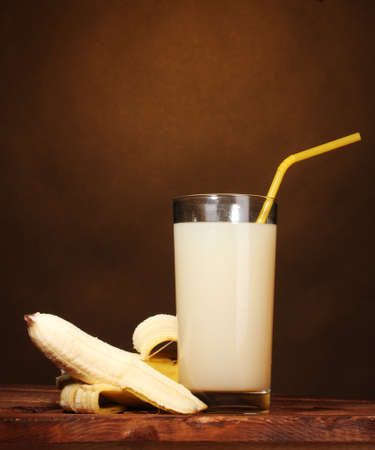 Banana juice with bananas on brownの写真素材