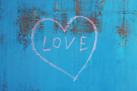 Heart drawn of chalk on wooden background close-upの写真素材