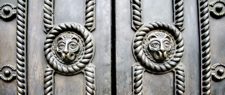 Bas-relief of a head of a lion on a wallの写真素材