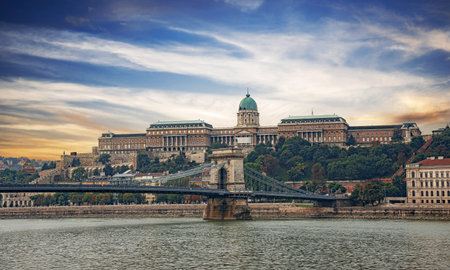 A panoramic view of the historic Buda Castle and the Szechenyi Chain Bridge spanning the Danube River in Budapest, Hungary.の写真素材