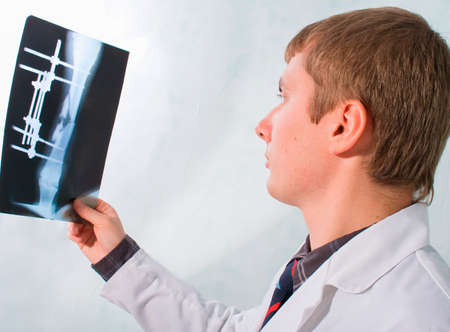  Veterinary Surgeon Examining X Ray In Surgery の写真素材