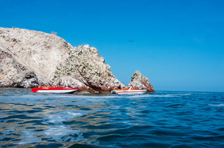 Paracas, Peru -14 Apr, 2015: Tourists  in Paracas national park. Peruのeditorial素材