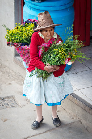 HUARAZ, PERU - APR 15: Peruvian woman on the street on Apr 15, 2015 in Huaraz, Peruのeditorial素材
