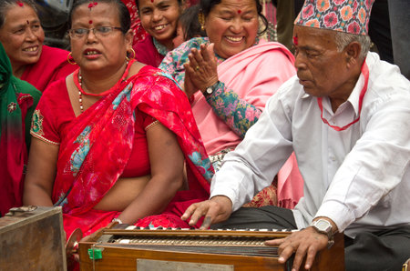 BHAKTAPUR, NEPAL - APR 05: Unidentified musicians performing live music on the street on Apr 05, 2014 in Bhaktapur, Nepal.のeditorial素材