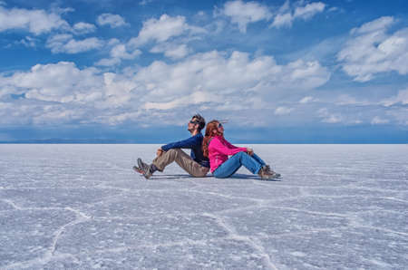 Couple at Salar de Uyuni in Boliviaの写真素材