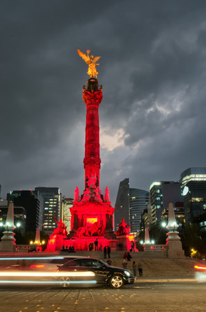 Night traffic near Angel of Independence. Mexico City, Mexico.のeditorial素材