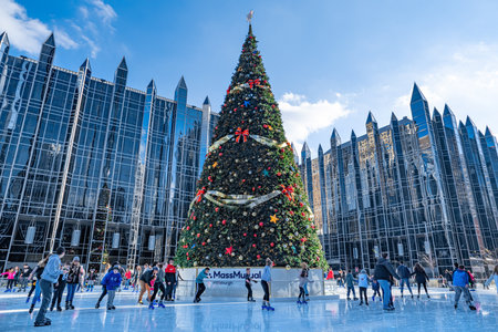 Pittsburgh, Pennsylvania, USA - November 25, 2018: Outdoor Ice Skating Rink in downtown Pittsburgh.のeditorial素材