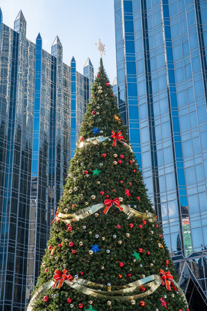 Pittsburgh, Pennsylvania, USA - November 25, 2018: Christmas Tree in downtown Pittsburgh. Christmas Holidays Backgroundのeditorial素材