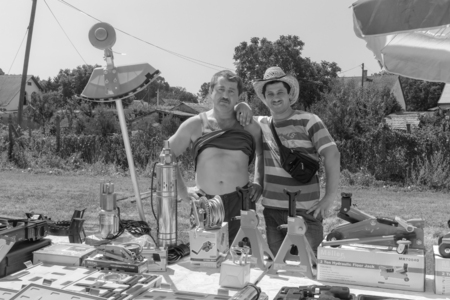 DOMBOVAR, HUNGARY - JULY 12. 2015 - Gypsy marketeers in a rural Sunday marketplace in Hungaryのeditorial素材