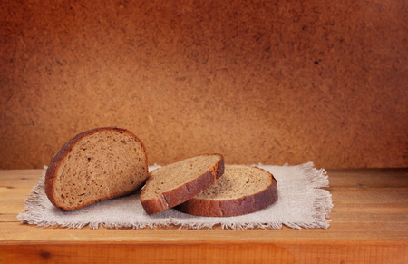 sliced rye bread on napkinの写真素材