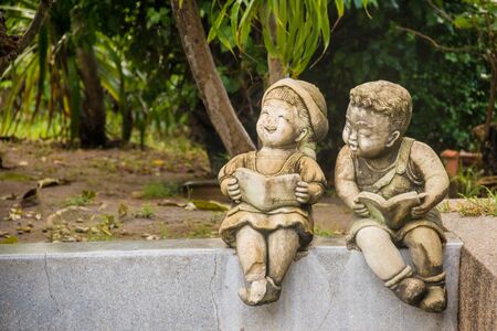 boy and girl statue , select focusの写真素材