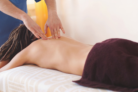 Close-up of masseur hands doing back massage - Healing Massage and body care - young woman getting spa massage treatment at beauty spa salonの写真素材