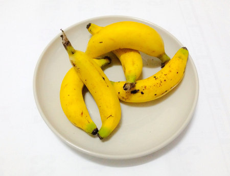 Bananas on dishの素材