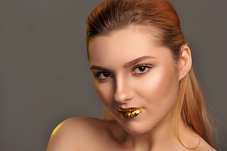 Studio portrait of a beautiful young womanの写真素材