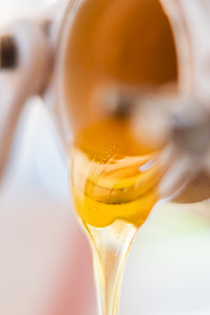 Viscouse Golden Bee Honey Flowing Out Extreme Close Upの写真素材