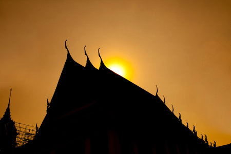 Delicate Thai art at top of roof of temple, Bangkok, Thailandの写真素材